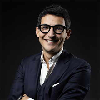 Membro del Consiglio Generale di Confindustria Intellect delegato di UNA.<br><br>Manfredi Calabrò è Chairman & CEO delle agenzie creative del Gruppo Havas in Italia, alla guida delle società di Advertising, Pr, Eventi e CX del gruppo.<br><br>Ha maturato oltre 15 anni di esperienza nel mondo della comunicazione, tra Londra e Milano.<br><br>Dal 2012 in Havas, nelle sue precedenti esperienze pubblicitarie ha lavorato con le maggiori holding del settore, tra le quali WPP, Omnicom e M&C Saatchi.<br><br>Ha tenuto seminari e corsi di comunicazione all’università LUISS Guido Carli di Roma.
È alumnus della SDA Bocconi School of Management (MBA) e della Harvard Business School (GMP).<br><br>È membro del Consiglio Generale di Aspen Institute Italia.